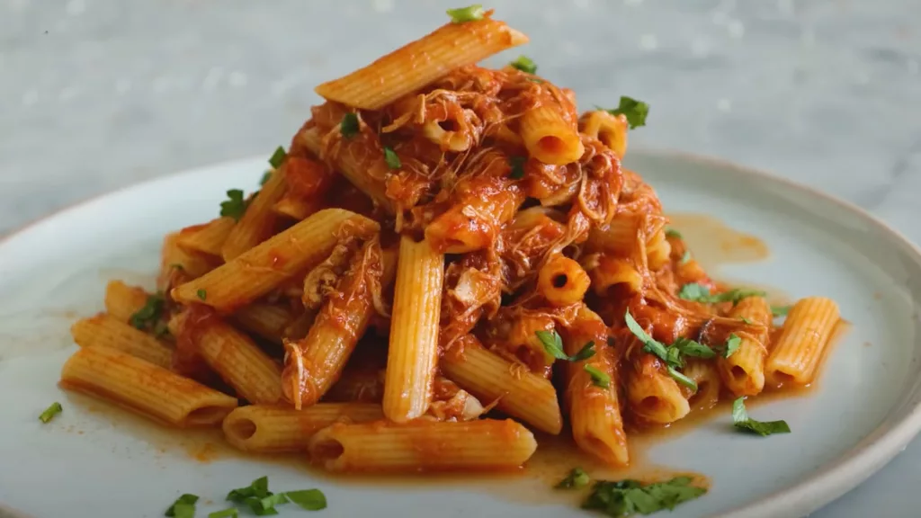 Syrlig pastasås med kyckling, tomatsås och citron 