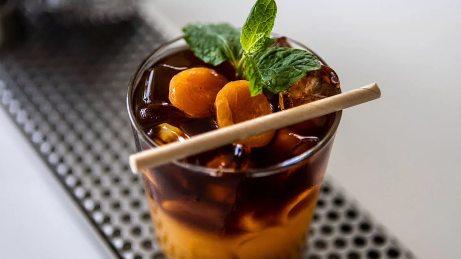 Fruktig kaffedryck med persika och rosmarin