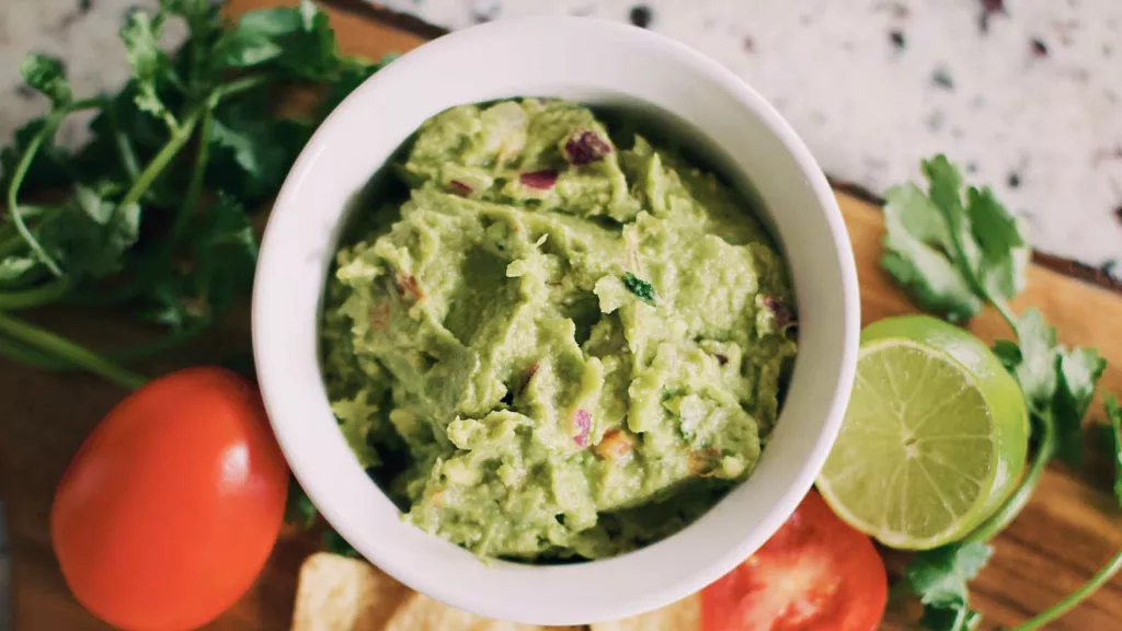 Hemgjord guacamole – ett måste till tacos